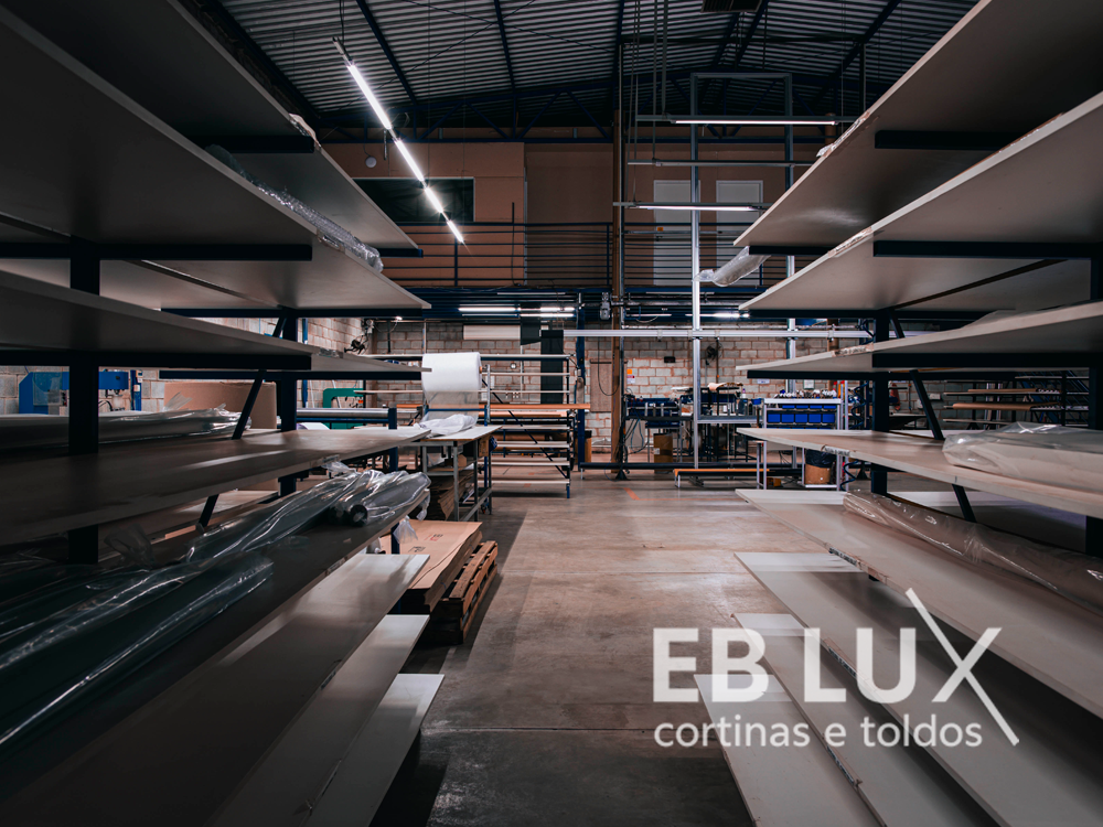 Fábrica EBLux organizada e limpa